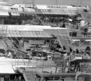Illustration for article titled Fascinating photos reveal how they built the SR-71 Blackbird